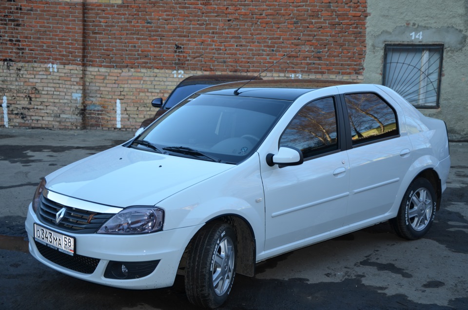 White Renault Logan
